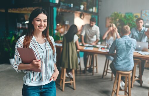 Teilnehmende wählen ein Seminar aus dem offenen Weiterbildungsangebot und nehmen an einer praxisnahen Schulung teil.