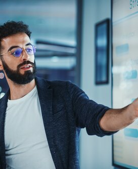 Trainer präsentiert vor Moderationswand in Seminarraum