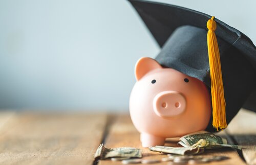 Sparschwein mit Doktorhut als Symbol für Bildungsförderung und Studienfinanzierung