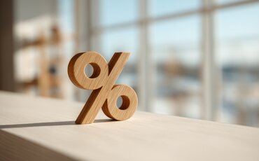 Holzprozentzeichen auf Tisch – Symbol für Rabatte und Sonderkonditionen bei IHK-Weiterbildungen