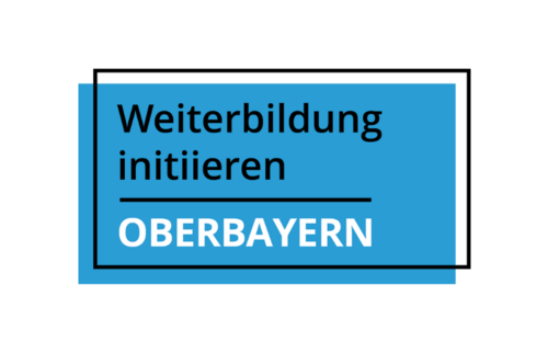 Das Bild zeigt ein blaues Rechteck mit dem Text „Weiterbildung initiieren – OBERBAYERN“ in moderner typografischer Gestaltung und schwarzem Rahmenakzent.