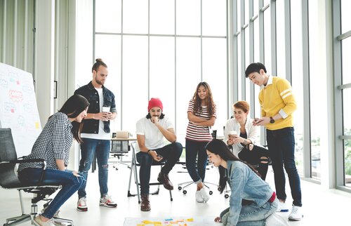 Gruppe junger Menschen entwickelt Ideen im Team