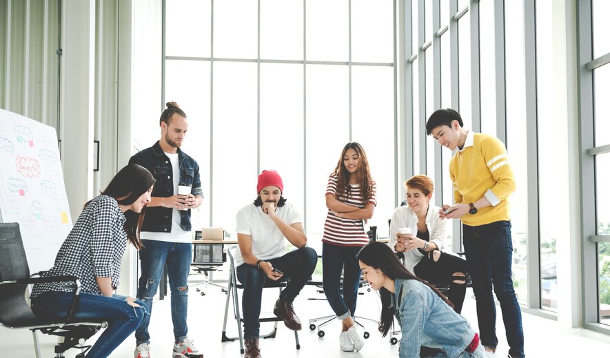 Team-Workshop mit jungen Menschen, die gemeinsam Ideen mit Sticky Notes im modernen Büro erarbeiten