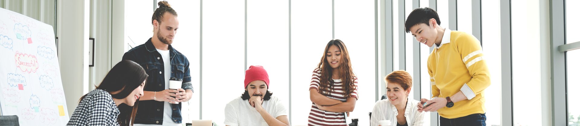 Team-Workshop mit jungen Menschen, die gemeinsam Ideen mit Sticky Notes im modernen Büro erarbeiten