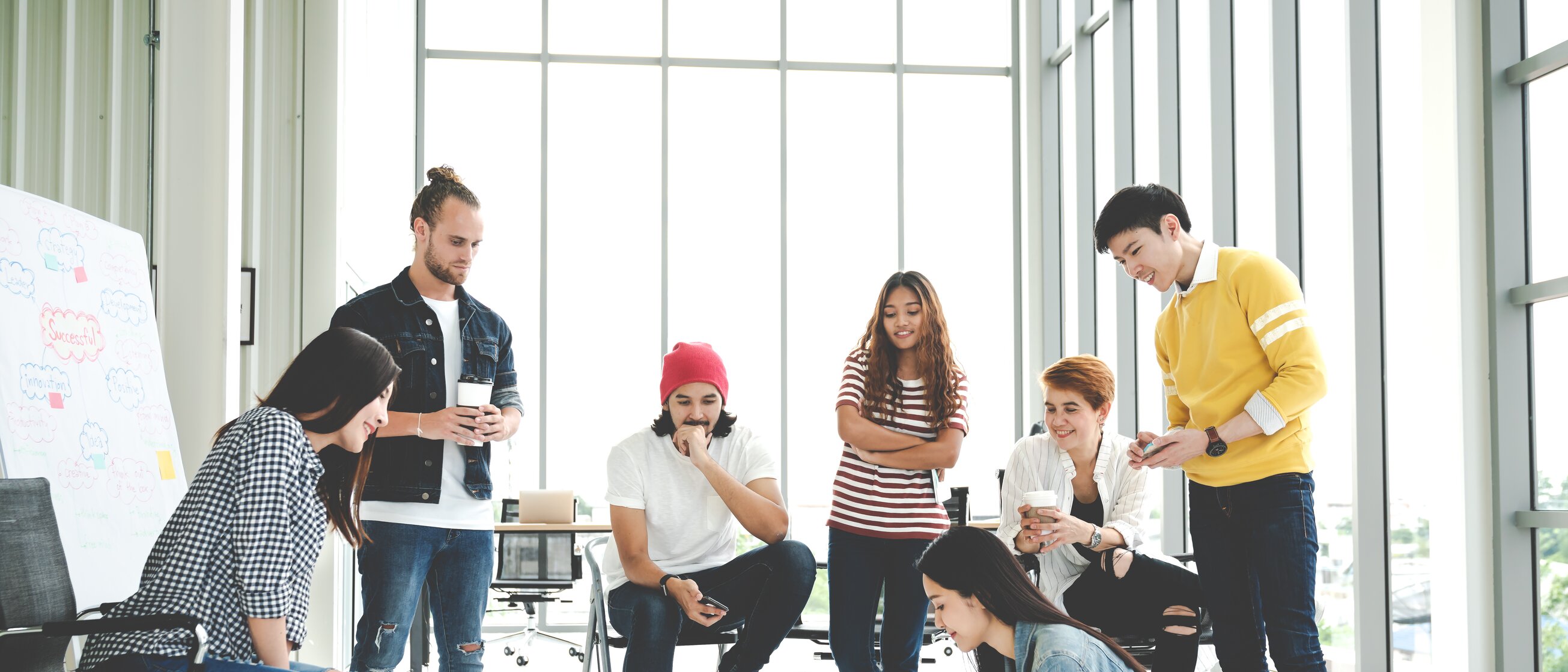 Team bei moderner Inhouse-Schulung im Büro – Mitarbeitende arbeiten gemeinsam an Projektideen und Weiterbildung