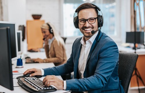 Inhouse-Beratung der IHK Akademie: Mitarbeiter mit Headset unterstützt Unternehmen individuell