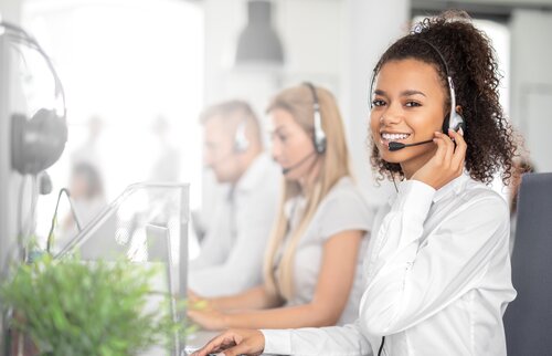 Freundliches Serviceteam im Informationszentrum der IHK Akademie München und Oberbayern hilft telefonisch weiter