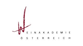 Das Bild zeigt das Logo der Weinakademie Österreich mit einer roten, kalligrafischen Linie und typografischem Schriftzug.