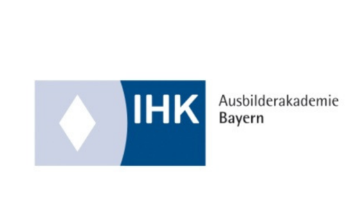 Blaues Banner mit Schriftzug „Ausbilder in Bestform“ und IHK-Logo – visuelle Darstellung der IHK Ausbilderakademie Bayern.
