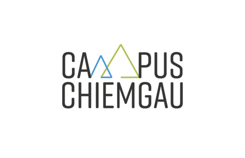 Das Bild zeigt das Logo des „Campus Chiemgau“ mit stilisierten, farbigen Dreiecken im Schriftzug.