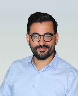 Porträtbilder von Mitarbeitenden mit Zitaten – authentische Einblicke in die Arbeit, Motivation und Gemeinschaft an der IHK Akademie München und Oberbayern.