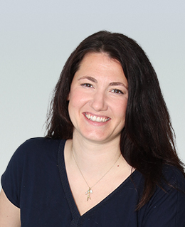 Porträtbilder von Mitarbeitenden mit Zitaten – authentische Einblicke in die Arbeit, Motivation und Gemeinschaft an der IHK Akademie München und Oberbayern.