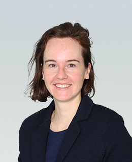 Porträtbilder von Mitarbeitenden mit Zitaten – authentische Einblicke in die Arbeit, Motivation und Gemeinschaft an der IHK Akademie München und Oberbayern.