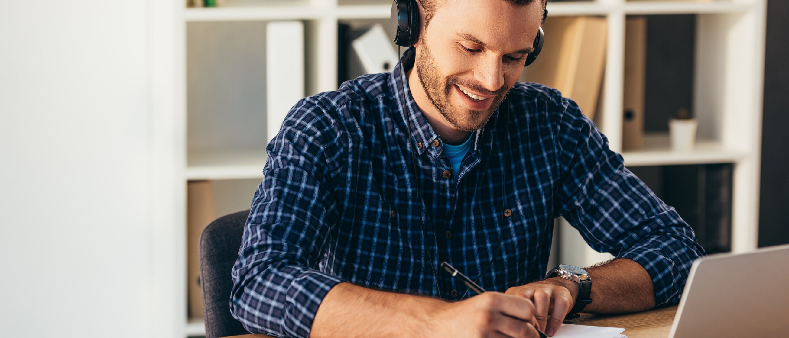 Teilnehmer der Weiterbildung zum Gepr. Industriemeister/-in Metall sitzt lernend vor Laptop. 