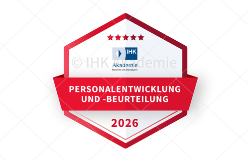 Grafisches Abzeichen der IHK Akademie München und Oberbayern für den Lehrgang IHK-Fachkraft Personalwesen - Personalentwicklung und -beurteilung.