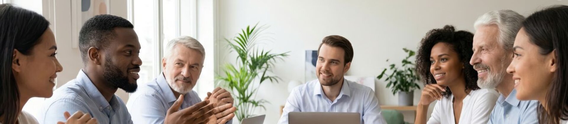 Weiterbildung Interkulturelles Projektmanagement — diverse Gruppe bei Teambesprechung