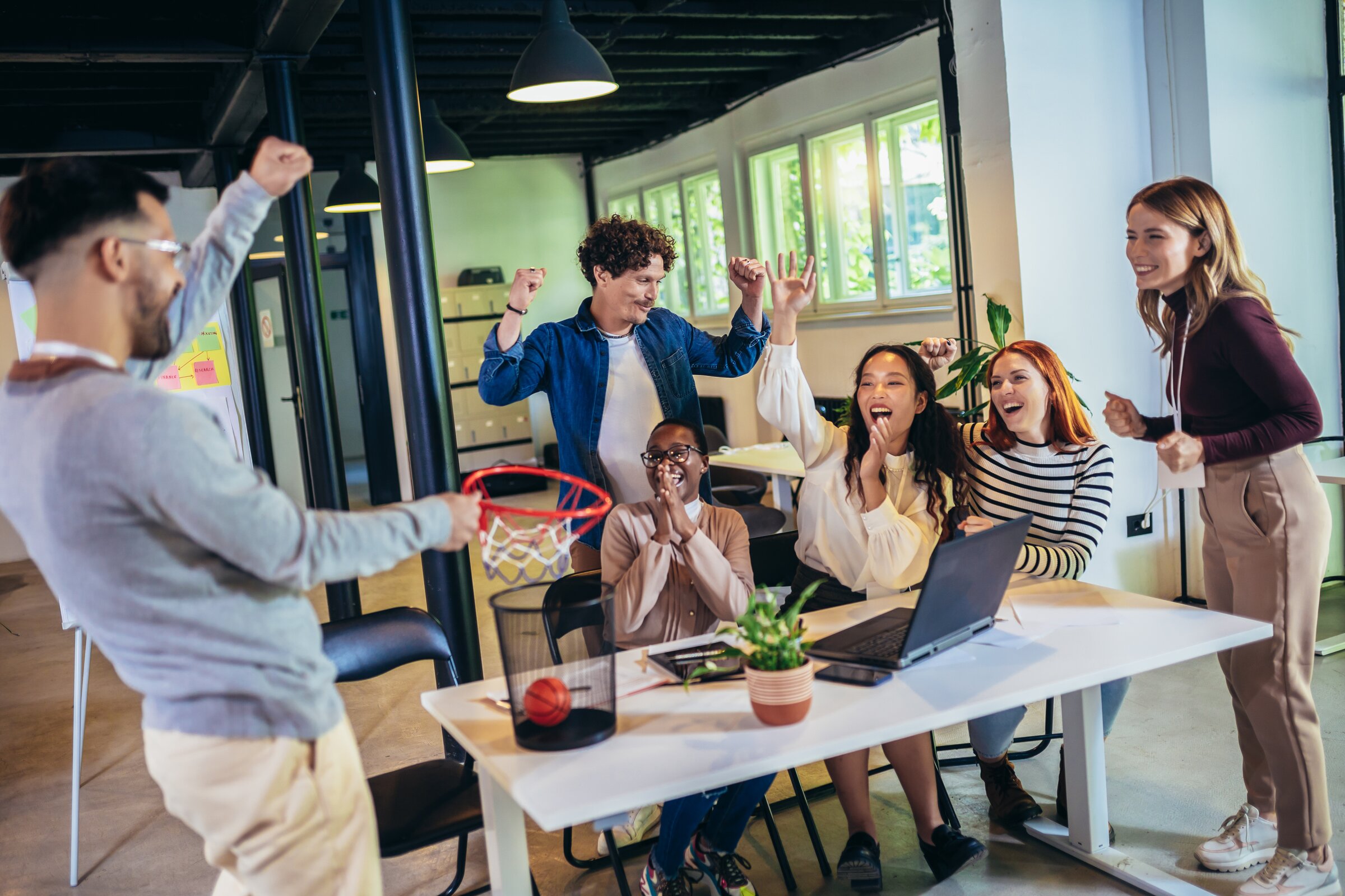 Junger Ingenieur arbeitet am Computer an technischen CAD-Zeichnungen im modernen Büro