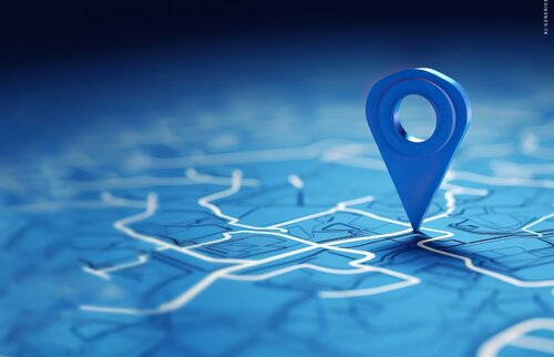 Blaue Standortmarkierung auf digitaler Landkarte – zeigt die regionale Präsenz und Nähe der IHK Akademie München und Oberbayern an ihren modernen Akademie-Standorten.