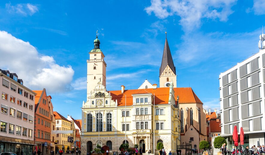 historischer stadtplatz mit rathaus bei sonnigem wetter