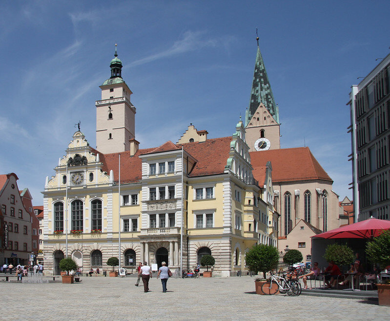 Historisches Rathaus und Stadtplatz in Ingolstadt bei sonnigem Wetter – moderner Standort der IHK Akademie Ingolstadt.