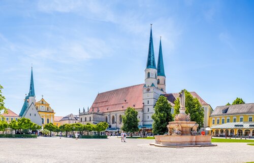 Kapellplatz Altötting mit Stiftskirche und Brunnen – IHK Akademie Mühldorf Standort Altötting