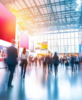 Große Bessehalle in Inn-Salzach mit Besuchern