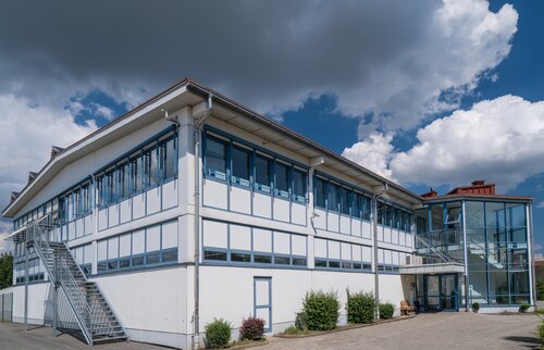 moderner ihk akademie standort mit weiß-blauer fassade und glaseingang in burghausen