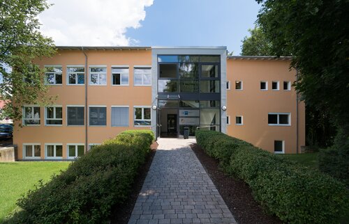 Modernes Akademiegebäude der IHK Akademie Mühldorf an der Töginger Straße bei sonnigem Wetter