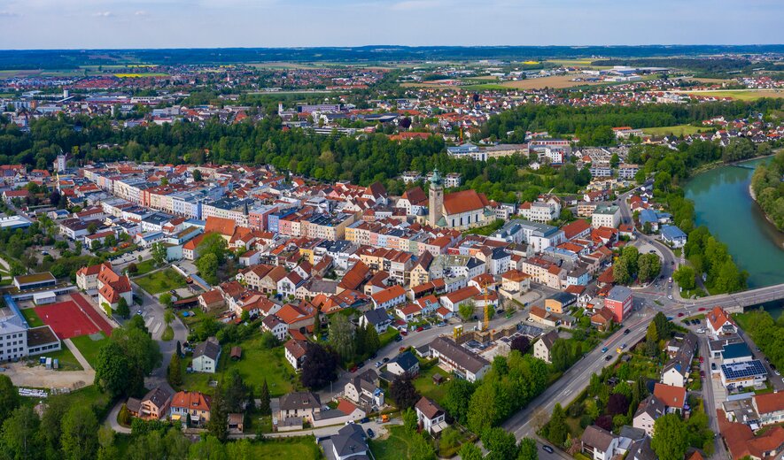 luftaufnahme von mühldorf am inn mit historischer altstadt und innenfluss im hintergrund