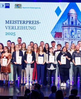 Bühne mit Absolventinnen und Absolventen bei der Meisterpreisverleihung