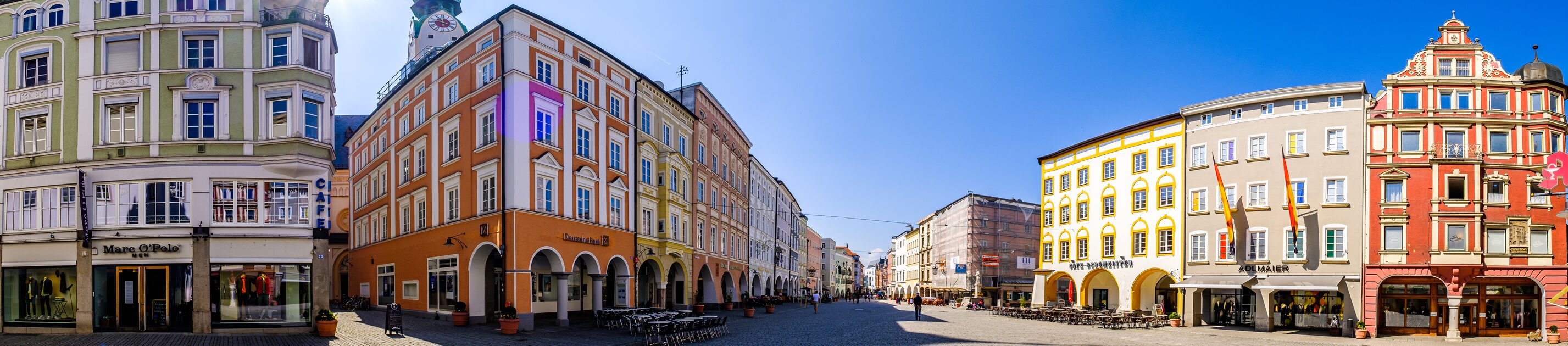 panorama vom max josefs platz rosenheim mit historischen buntfassaden und blauem himmel