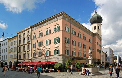 Altstadt von Rosenheim mit dem markanten Turm und belebtem Platz – Symbolbild für die Standorte der IHK Akademie Rosenheim und Miesbach