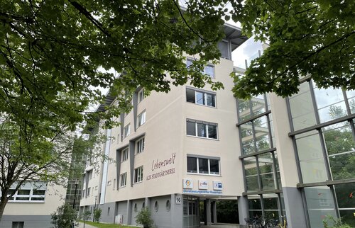 ihk akademie rosenheim im dienstleistercenter umgeben von grünen bäumen