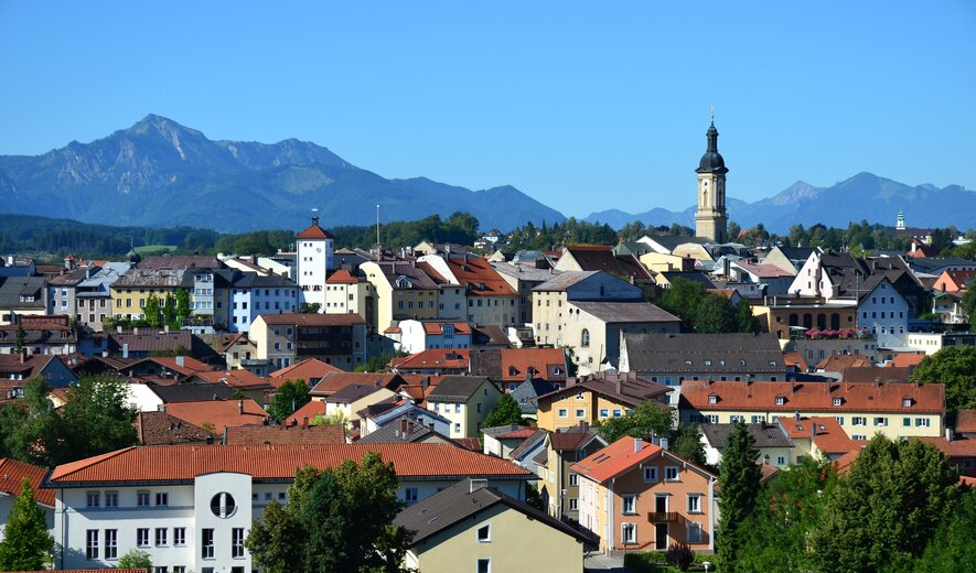 panorama von traunstein mit historischer altstadt und alpen im hintergrund