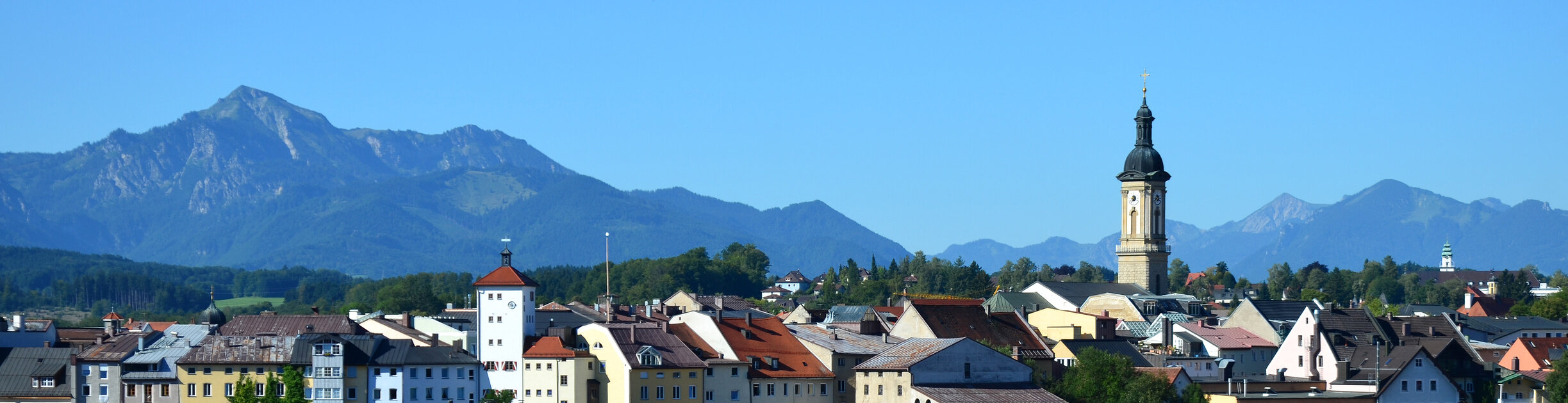 panorama von traunstein mit historischer altstadt und alpen im hintergrund