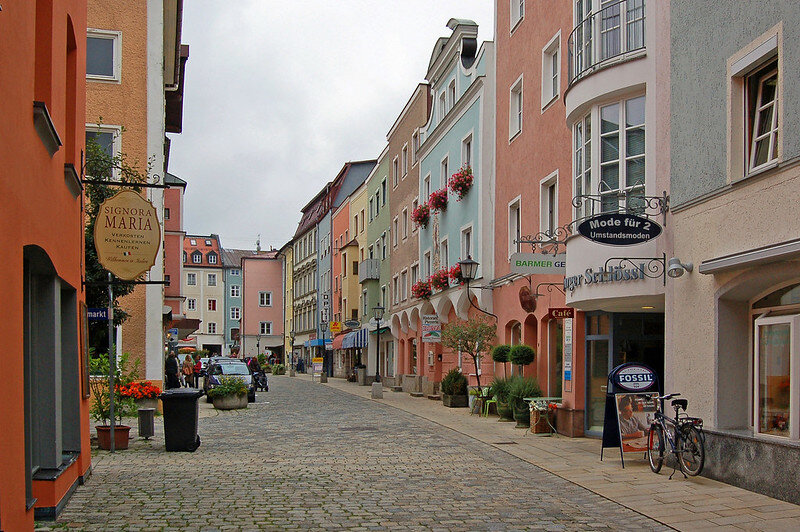 Altstadt von Traunstein mit bunten Häuserfassaden und Kopfsteinpflaster – Symbolbild für die IHK Akademie Traunstein im Chiemgau