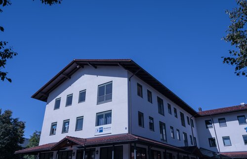IHK Akademie Traunstein – helles Akademiegebäude im Chiemgau bei blauem Himmel