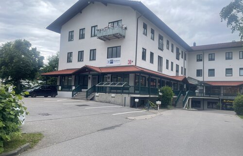 ihk akademie traunstein außenansicht mit parkplatz und eingangsbereich