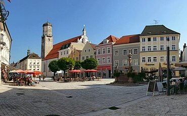 Gruppe von TeilnehmeGruppe von Menschen steht auf einer hölzernen Plattform zwischen hohen Bäumen – Teamtraining auf der Westerhamer Teamplattform mit Blick ins Talnden steht auf der hölzernen Teamplattform im Westerhamer Akademiewald