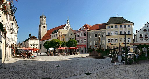 historischer stadtplatz geretsried mit cafés bunten häusern und kirchturm