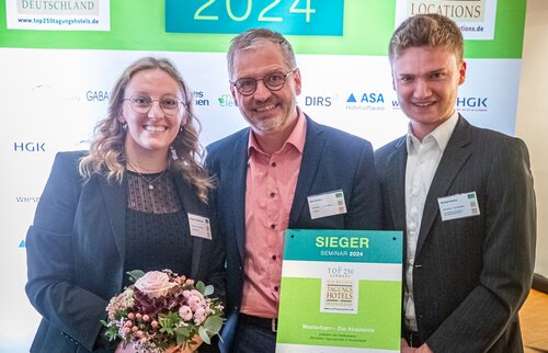 Team der Akademie Westerham mit Auszeichnung zum besten Seminarhotel Deutschlands 2024 bei der Wahl der Top-Tagungshotels