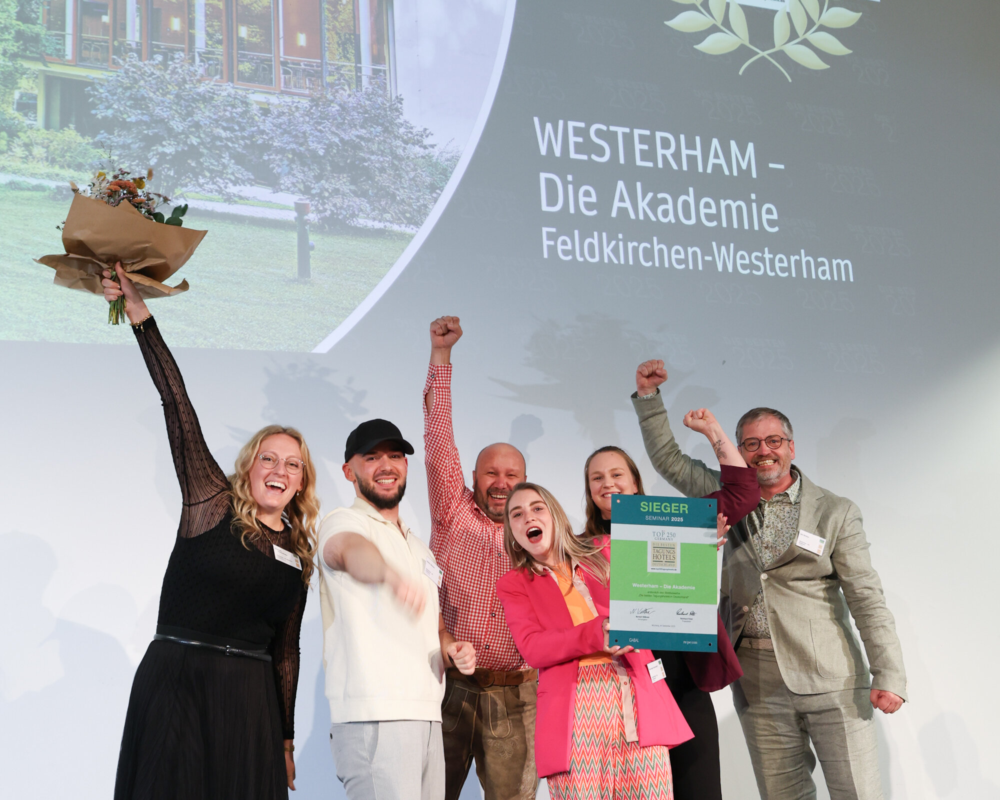 Team der Akademie Westerham feiert Auszeichnung als bestes Seminarhotel Deutschlands 2025