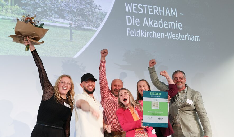 Team der IHK Akademie Westerham feiert den 1. Platz in der Kategorie Seminar bei den Top 250 Tagungshotels Deutschland 2025 auf der Bühne