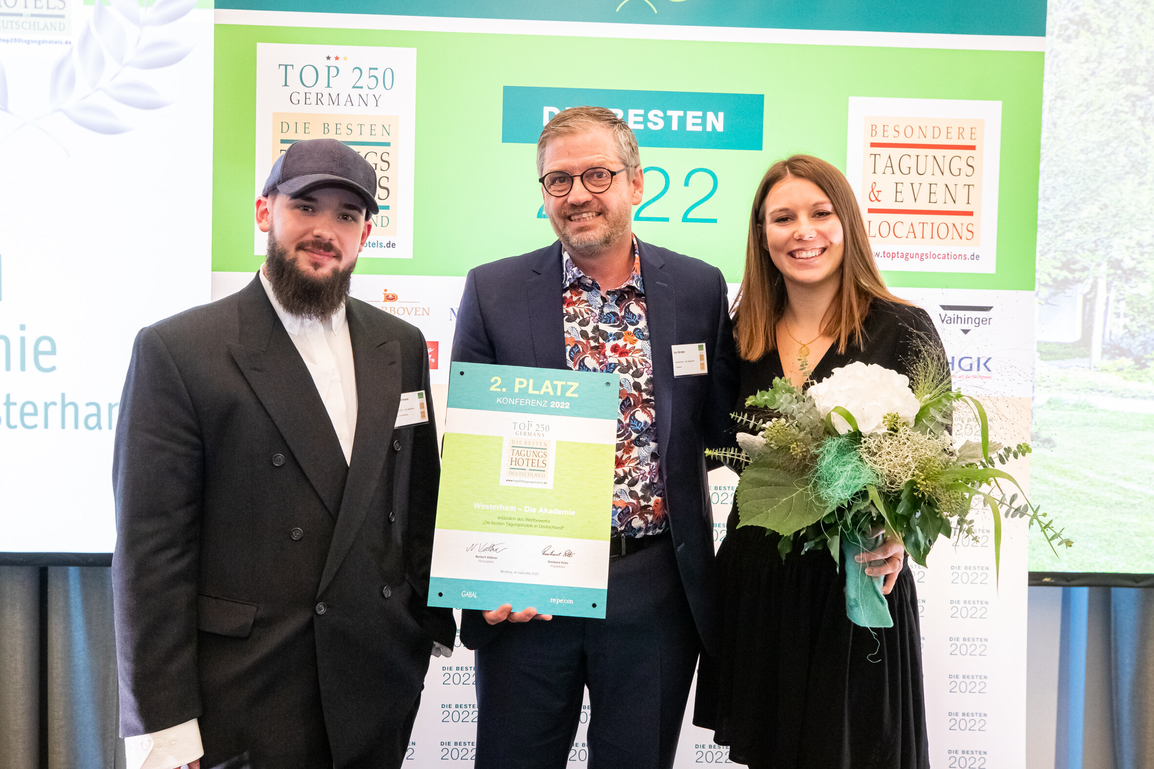 preisverleihung westerham die akademie team mit urkunde für 2 platz 2022