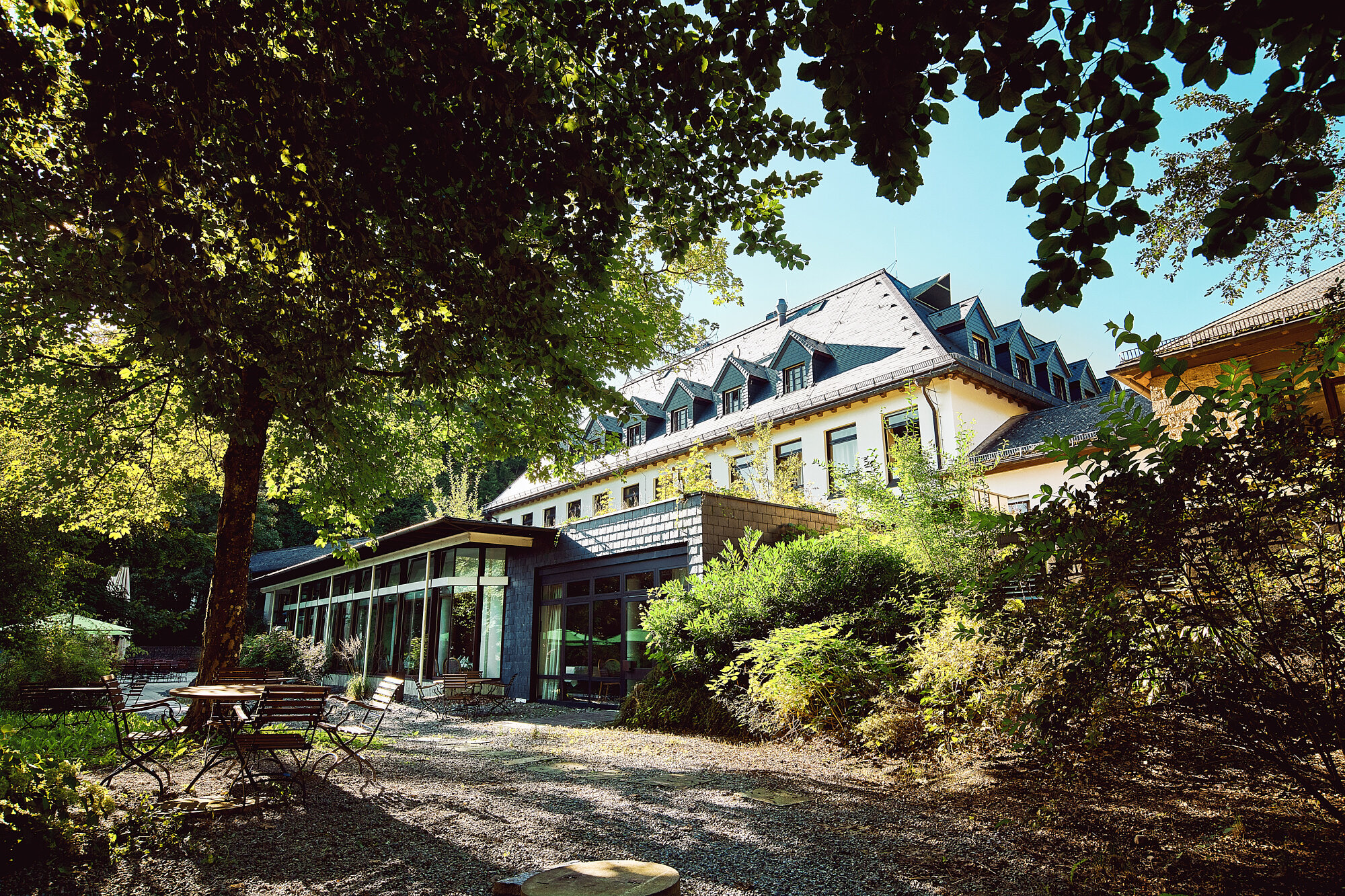 Außenansicht der IHK Akademie Westerham im Grünen – modernes Trainingshotel und Lernort im Herzen des bayerischen Voralpenlands