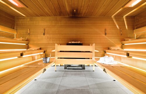 Helle, moderne Sauna der Akademie Westerham mit Holzbänken und ruhiger Atmosphäre zur Entspannung nach Seminaren