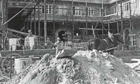 Historische Aufnahme des Baus des Kinderkurheims Westerham in den 1920er-Jahren – Arbeiter auf der Baustelle mit Pferdefuhrwerk und Gerüsten vor dem entstehenden Gebäude