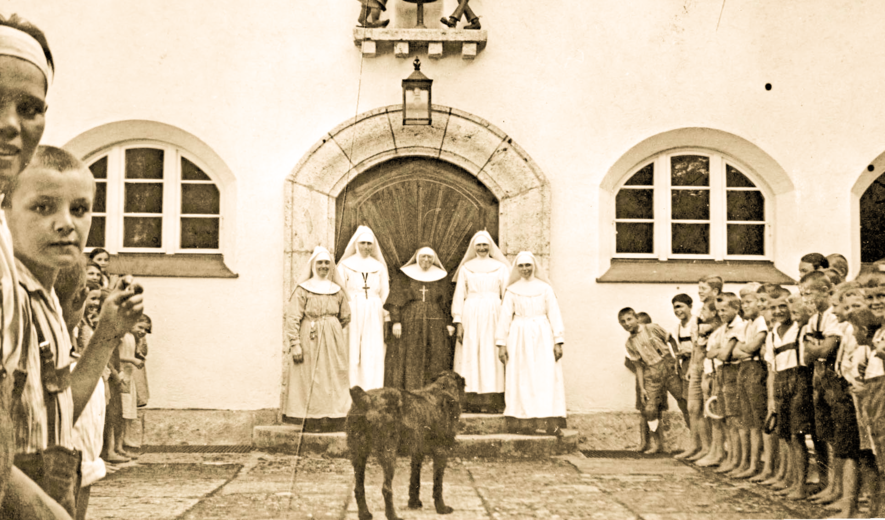 Historische Szene mit Nonnen Kindern und Hund vor Gebäude mit Rundbogenportal