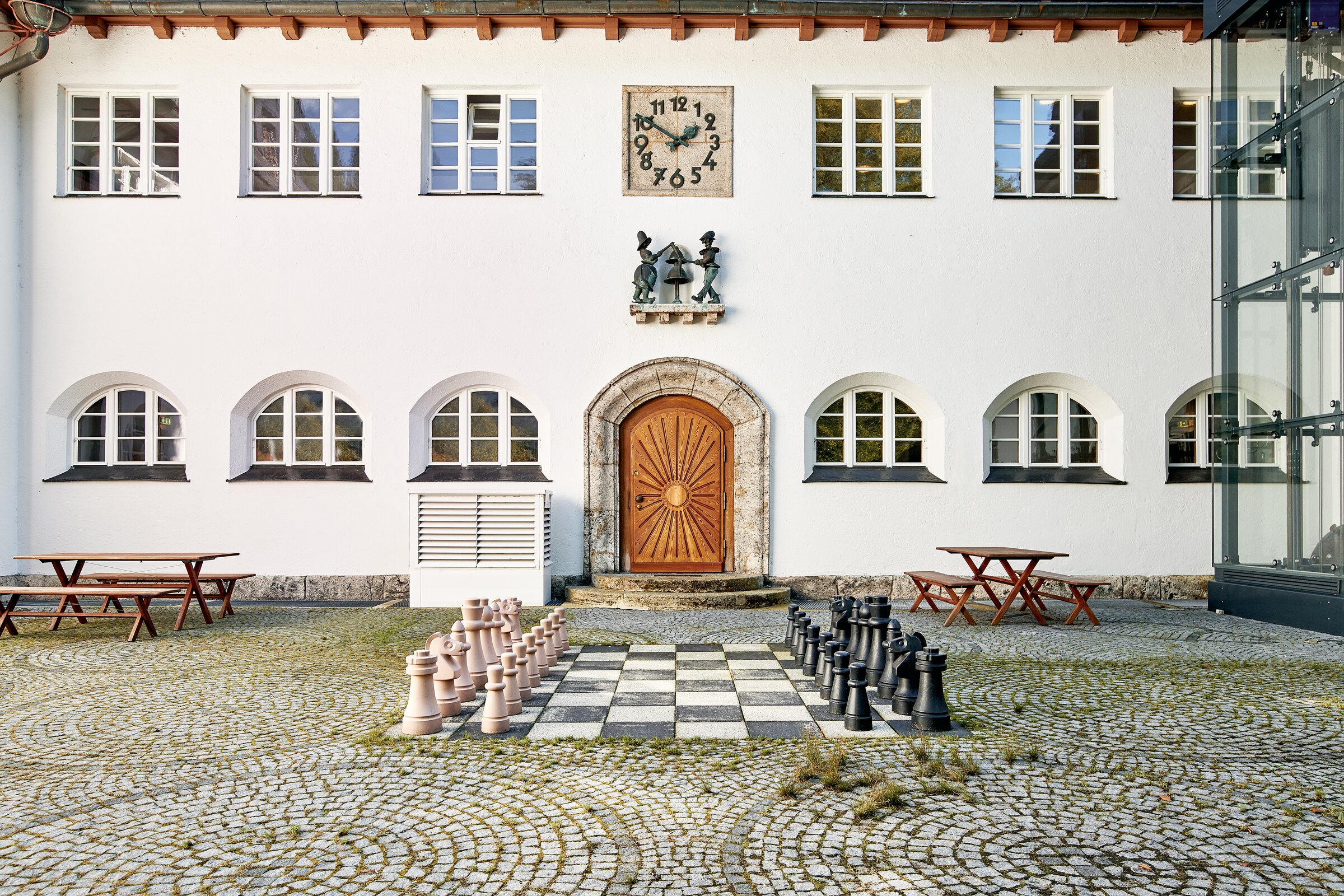 Innenhof der Akademie Westerham mit großem Schachfeld und historischer Fassade