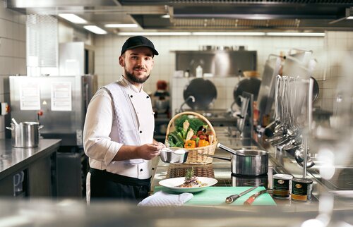 Koch in der Küche der Akademie Westerham – berufliche Chancen und Stellenangebote in Gastronomie und Hotellerie